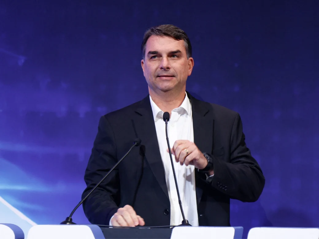 Flávio Bolsonaro discursando em um púlpito